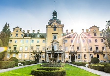 Frontansicht Schloss mit Sonnenaufgang