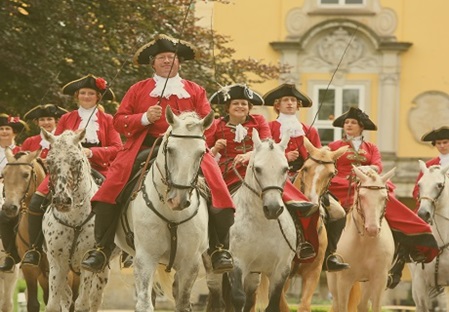 Reiter mit Pferden der Fürstlichen Hofreitschule