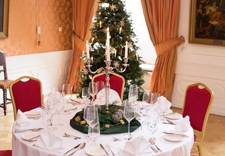 Weihnachtlich eingedecker Tisch in der Gemäldegalerie mit Tannenbaum im Hintergrund