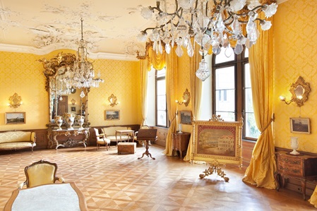 Saal mit gelben Highlights und einem gold eingerahmten Bild