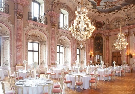 Festlich eingedeckte Tische im Festsaal für eine Hochzeit