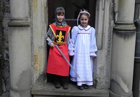 Zwei gewandete Kinder beim Kindergeburtstag