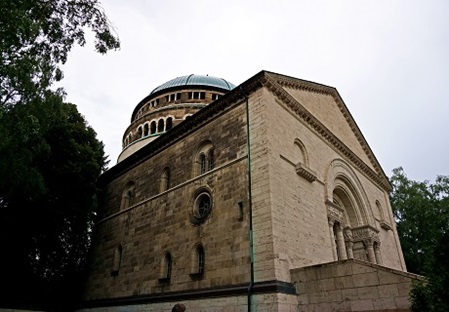 Mausoleumsgebäude in seiner vollen Pracht