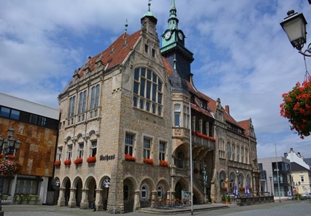 Sicht vom Marktplatz auf das Rathausgebäude