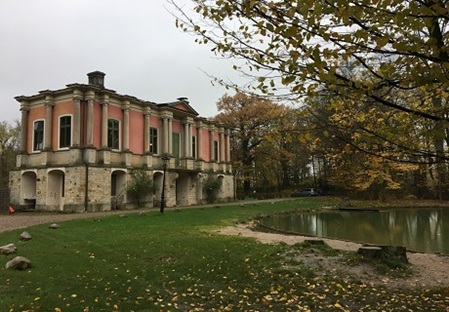 Schloss Baum Frontansicht mit Teich