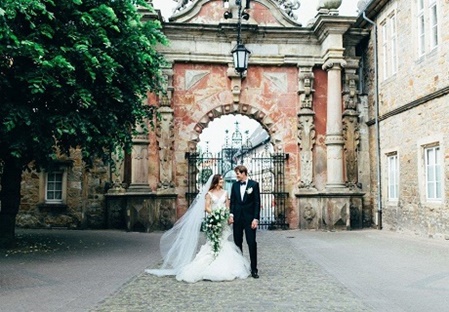 Hochzeitsshooting vor dem Schlosstor