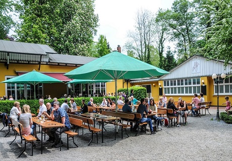 Lillys Sommergarten mit Bierzeltgarnituren und Sonnenschirmen