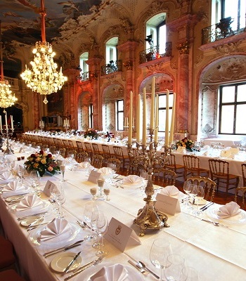 Feier im Festsaal an zwei langen Tafeln