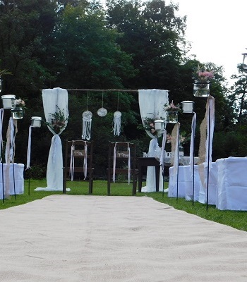 Freie Trauung auf der Südwiese, Festlich geschmückte Brautstühle und Hussen auf den Bierzeltbänken