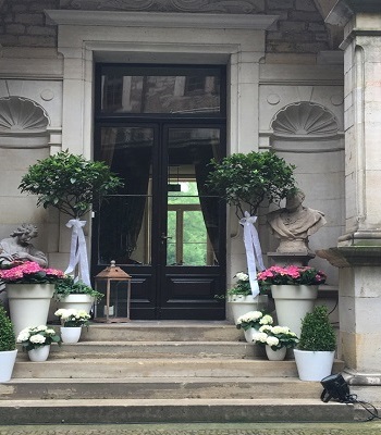 Mit Blumen geschmückter Eingang vom Innenhof in den Gartensaal