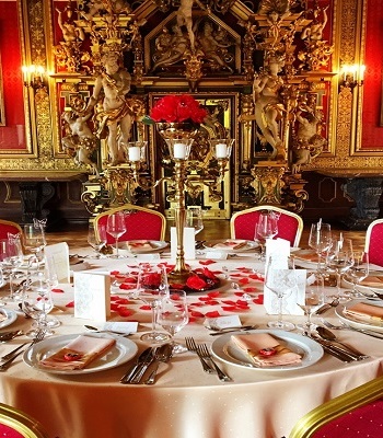Feier im Goldenen Saal mit einem runden und festlich dekoriertem Tisch