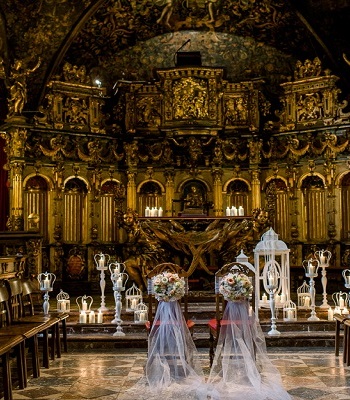 Brautstühle in der Schlosskapelle vor dem Altar mit vielen Kerzen