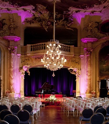 Konzert im Festsaal, Ein Klavier auf der Bühne und Reihenbestuhlung für die Zuschauer