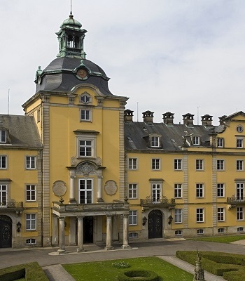 Luftbild Schloss gelbes Gebäude