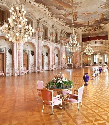 Festsaal Schloss Bückeburg mit rosa Marmorsäulen und Deckenmalerei