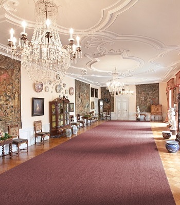 Gobelinsaal mit Teppichen an den Wänden und Verzierungen an der Decke