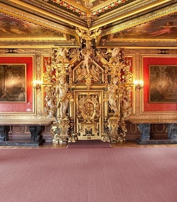 Goldener Saal mit Götterpforte und Skulpturen daran
