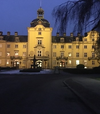 Das angestrahlte Schloss bei Nacht