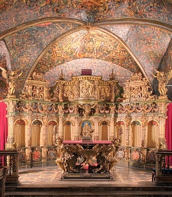 Schlosskapelle mit Verzierungen, Altar und Orgel