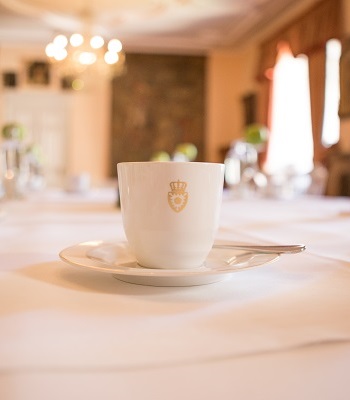 Tagung im Gobelinsaal, Detailaufnahme Tasse mit Wappen