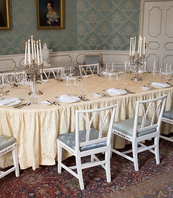 Tagung im Salon Fürst Schaumburg, Eingedeckter Tisch mit Kerzenleuchtern
