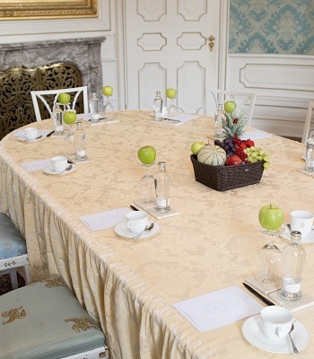 Tagung im Salon Fürst Schaumburg mit Obst auf dem Tisch