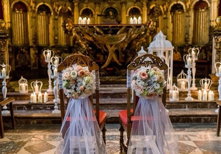 Zwei festliche dekorierte Stühle vor dem Altar in der Schlosskapelle