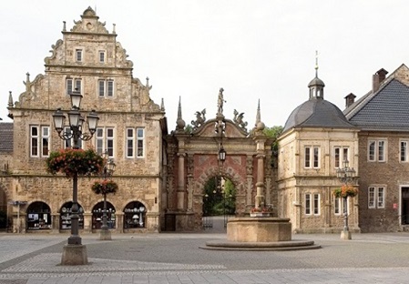Blick vom Marktplatz auf das Schlosstor und die Fürstliche Hofkammer