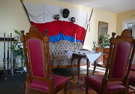 Trauzimmer der Inselfestung Wilhelmstein mit Schaumburger Flagge im Hintergrund